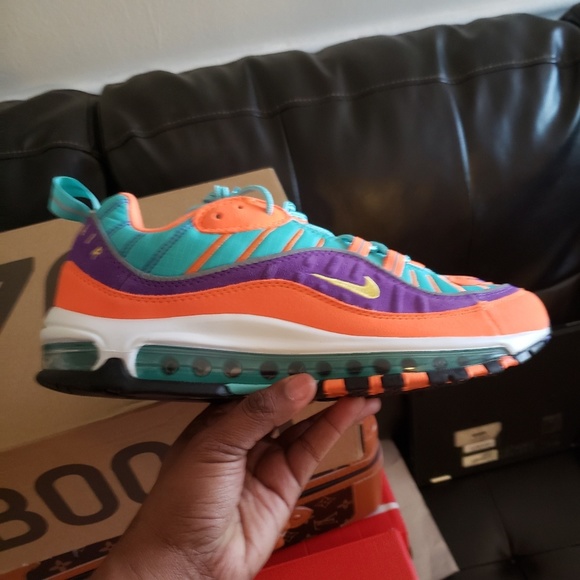 Size 10 Air Max - Picture 2 of 3